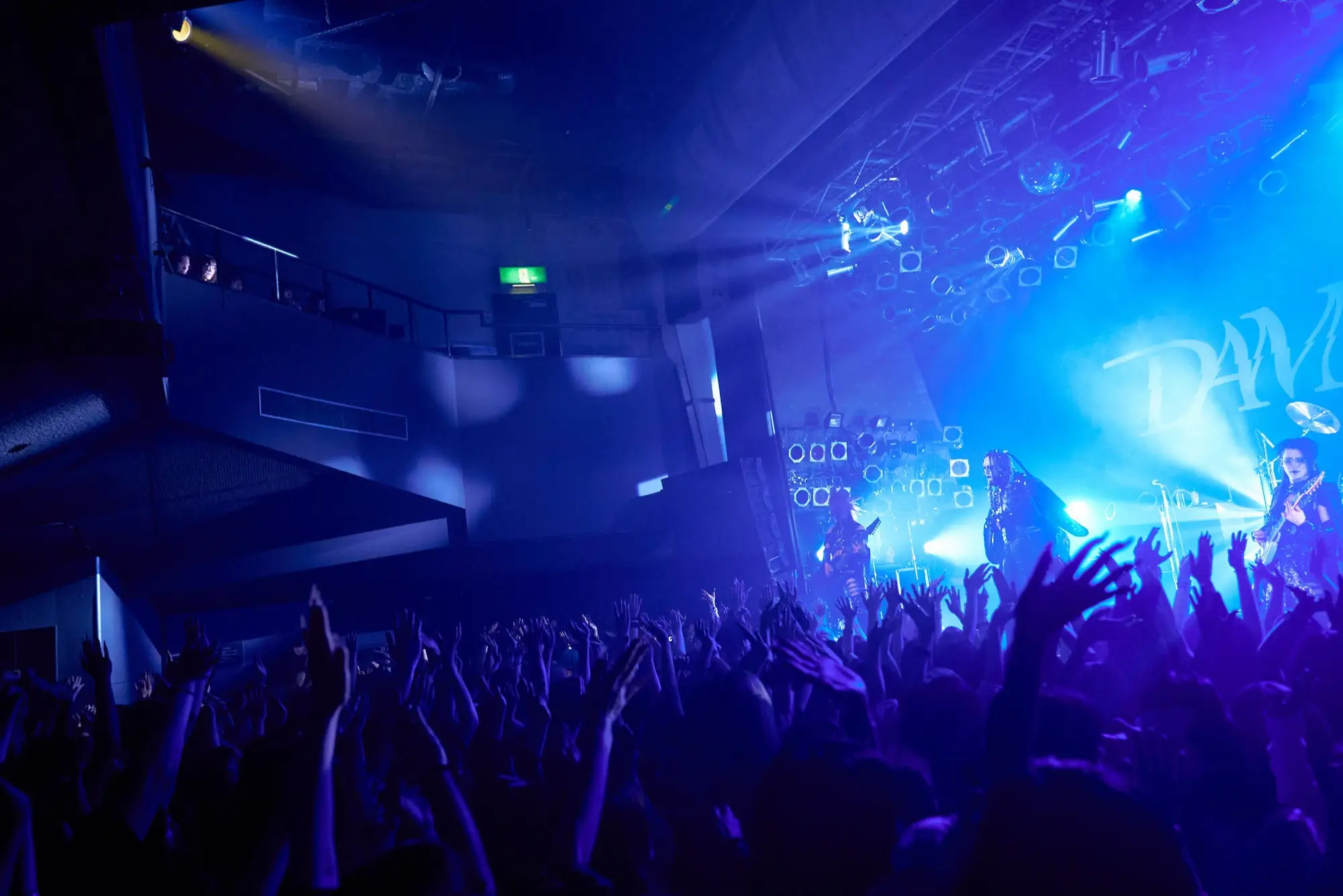 DAMNEDのライブ。満員のフロアが手を挙げている